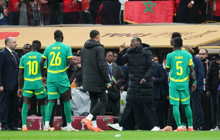 صحيفة بريطانية تطالب بالإيقاف المؤبد لمدرب السنغال وسحب لقب كأس أمم إفريقيا 2025 من منتخبه