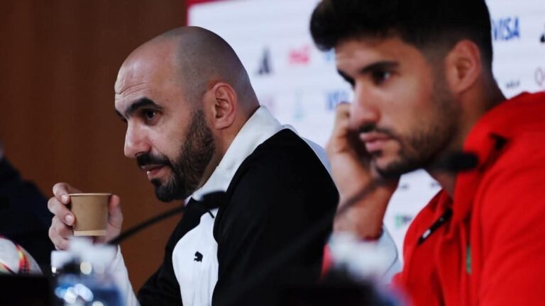 الركراكي قبل نصف النهائي: الجدل التحكيمي يُضخَّم في إفريقيا والمغرب يعود بثبات إلى المربع الذهبي
