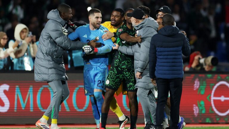 الكاف يفتح تحقيقًا بعد أحداث عنف أعقبت مباراة نيجيريا والجزائر في ربع النهائي