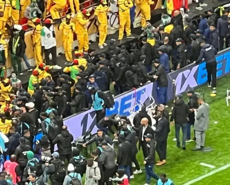 الكاف يفتح تحقيقًا في أحداث شغب نهائي “كان المغرب 2025” بين المغرب والسنغال